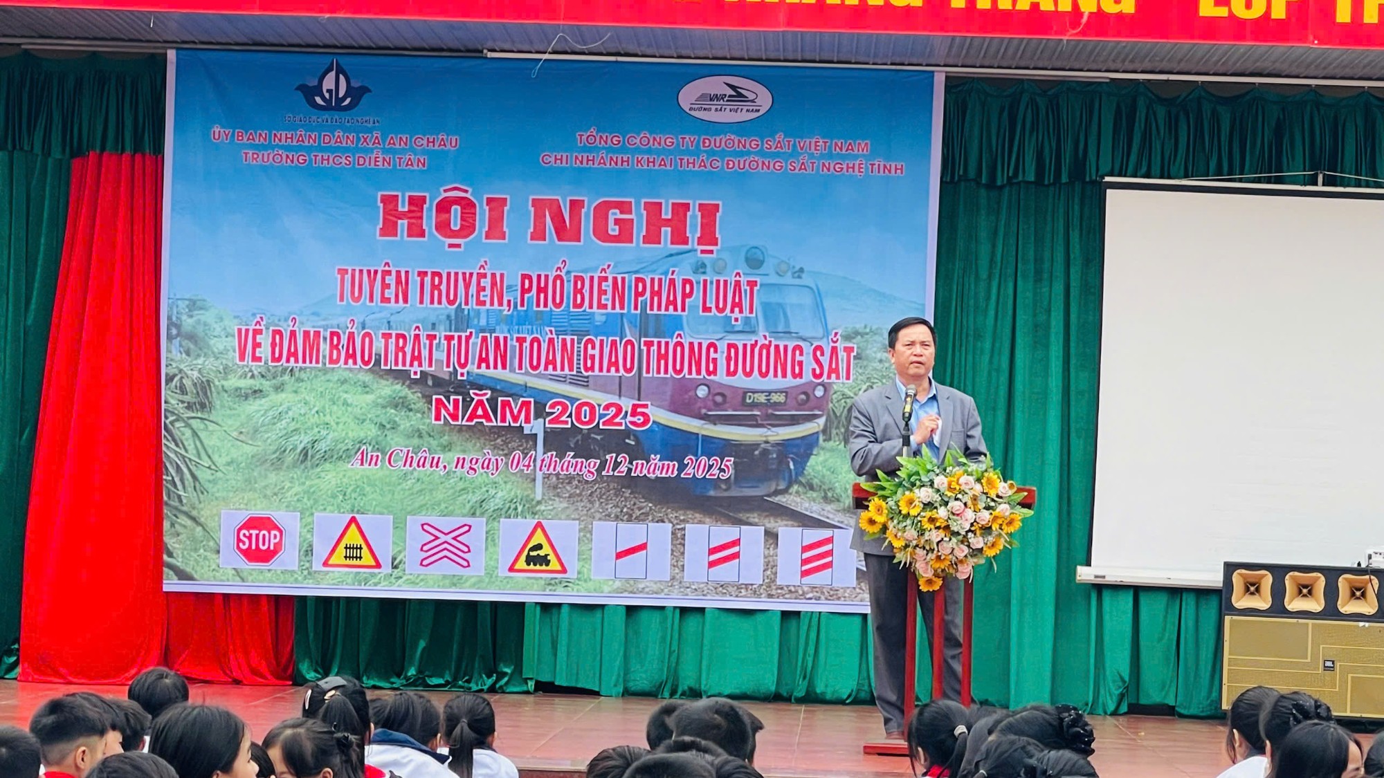 Hội nghị tuyên truyền, phổ biến pháp luật về đảm bảo trật tự an toàn giao thông đường sắt năm 2025